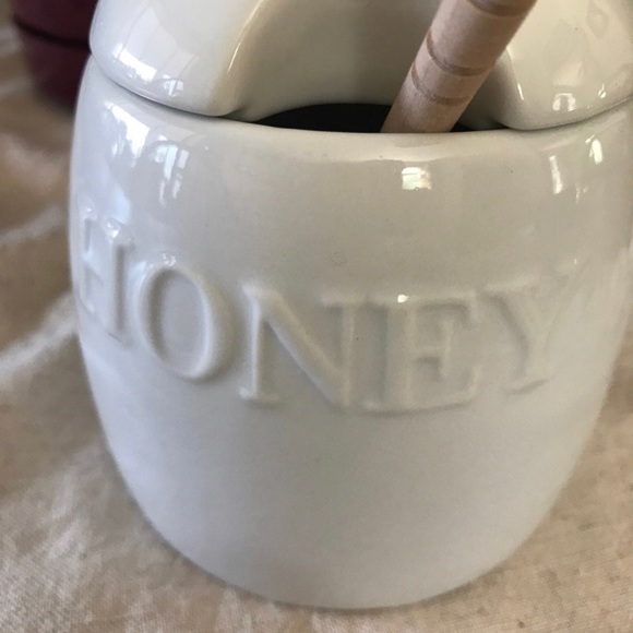 White Ceramic honey pot with lid and wooden beehive honeycomb dipper bee figure - Picture 3 of 6